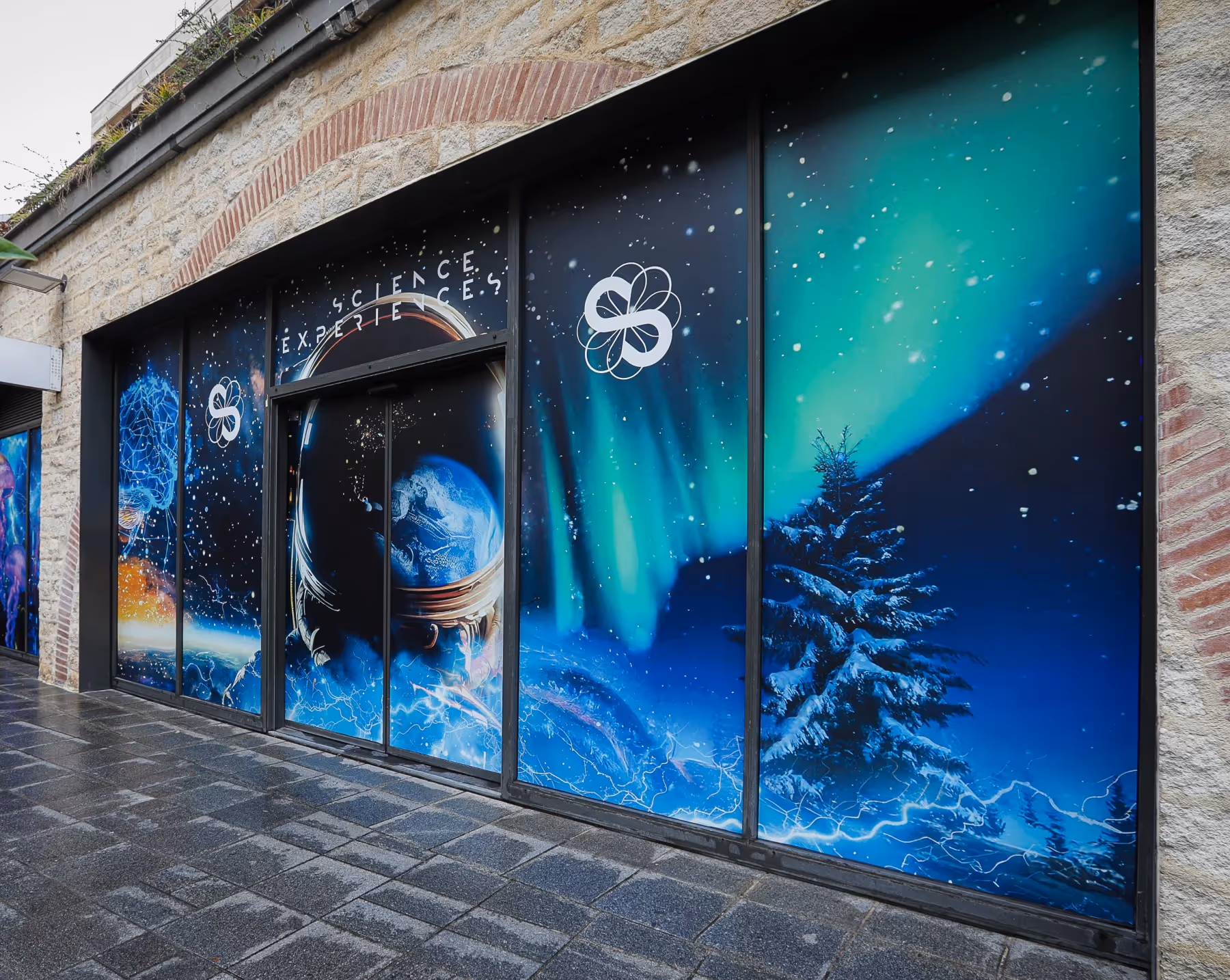 la devanture de science experience à bordeaux qui a été fait par max et vous