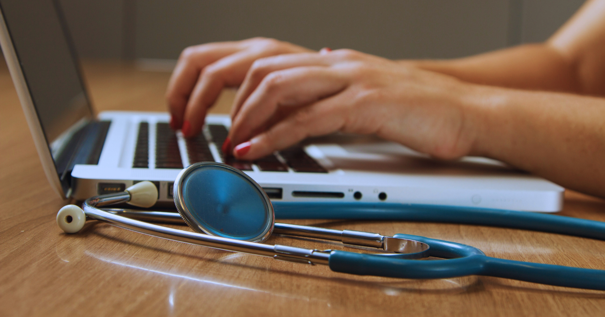 تقليل وقت المراجعة السريرية بنسبة 50٪ باستخدام الذكاء الاصطناعي