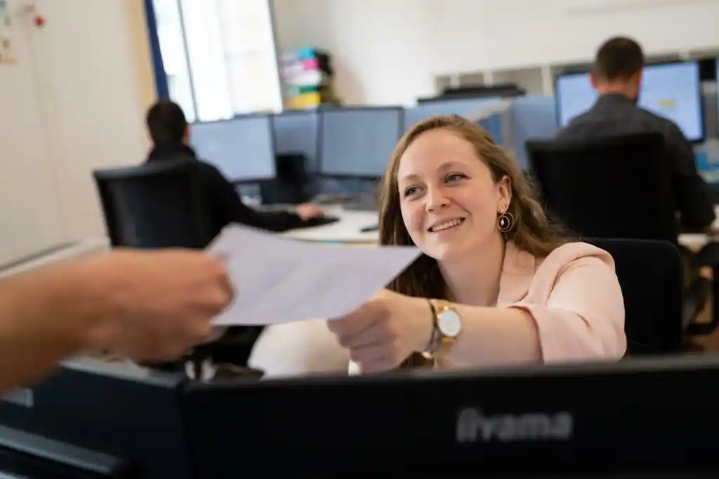 Assistante RH participant à la gestion externalisée de la paie