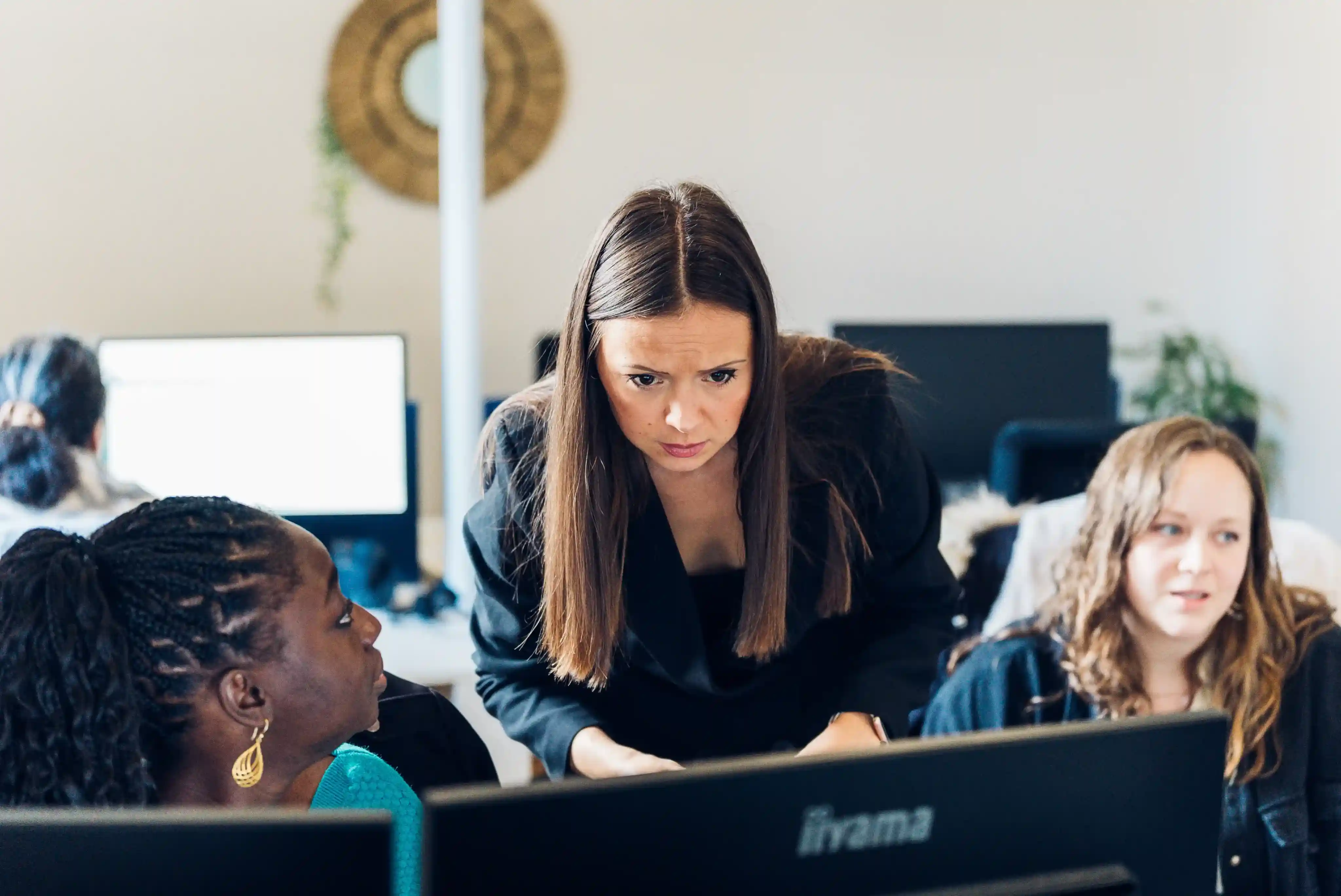Consultante Paie RH réalisant un audit réglementaire des pratiques sociales en entreprise