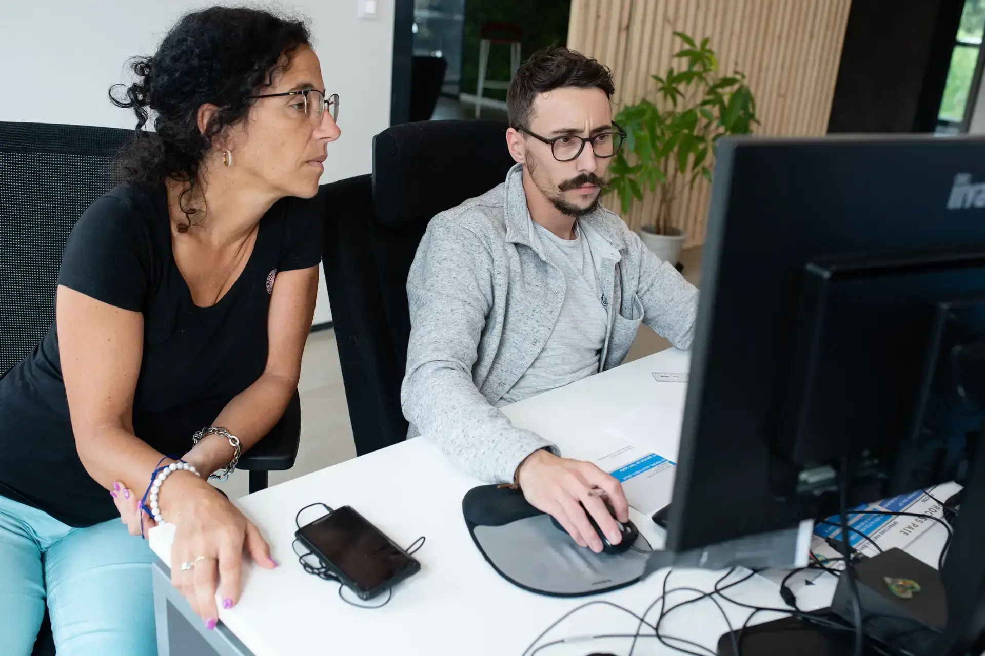 Experts Paie RH utilisant le logiciel YEAP pour la gestion automatisée des bulletins de paie