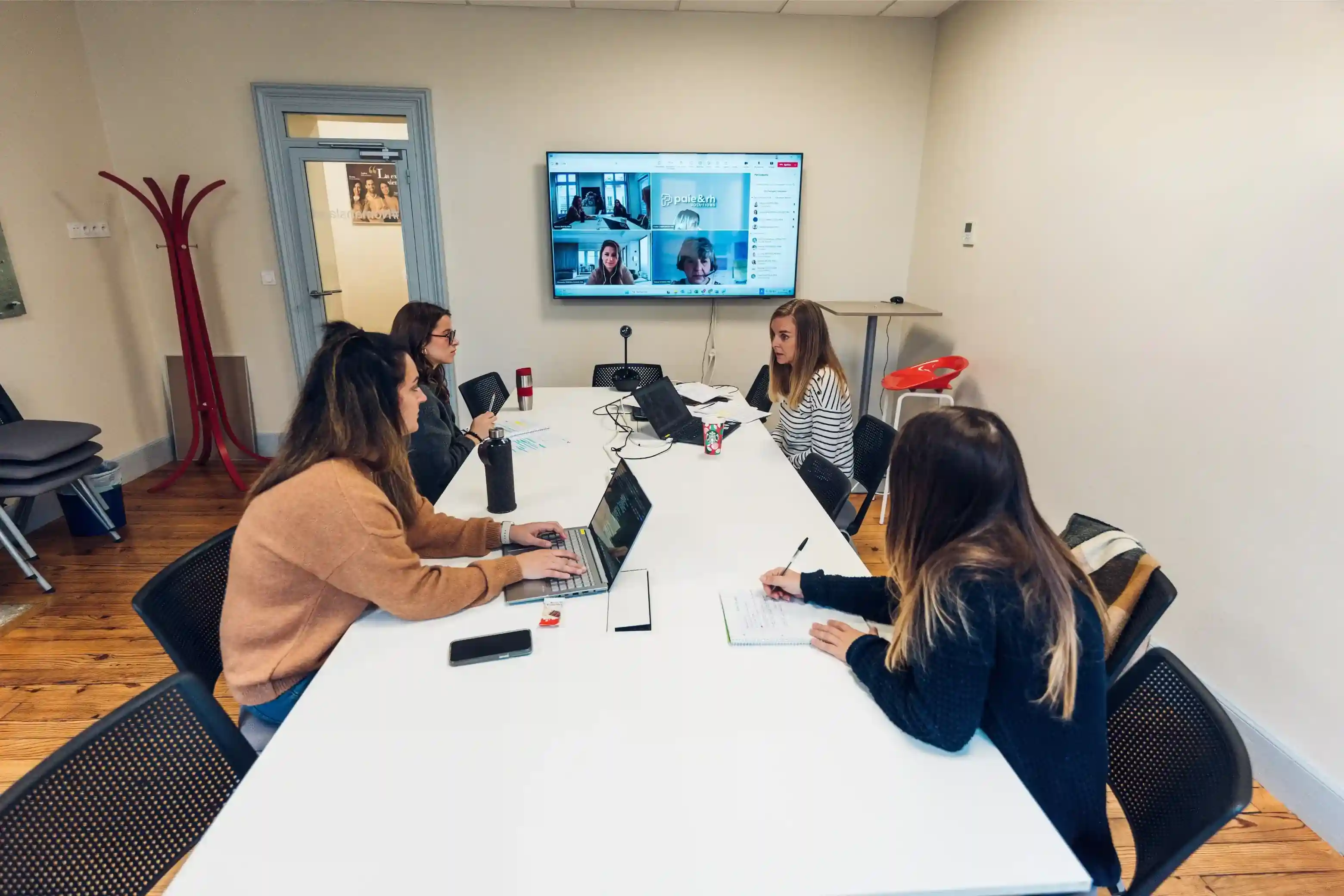 Équipe Paie RH en réunion sur l’administration du personnel externalisée
