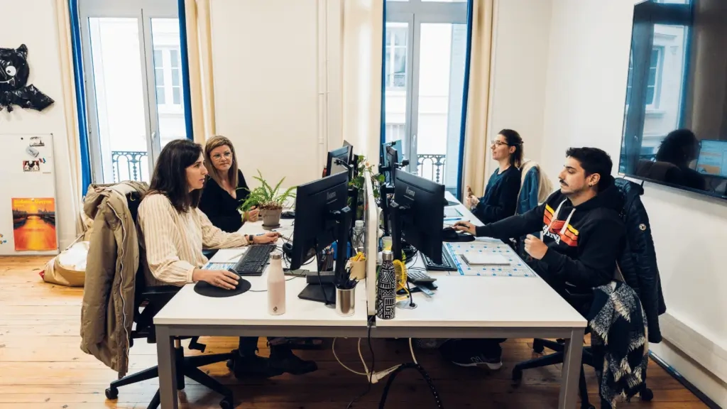 Équipe mixte de Paie & RH Solutions collaborant pour calculer l'index d'égalité professionnelle et assurer l'équité salariale.