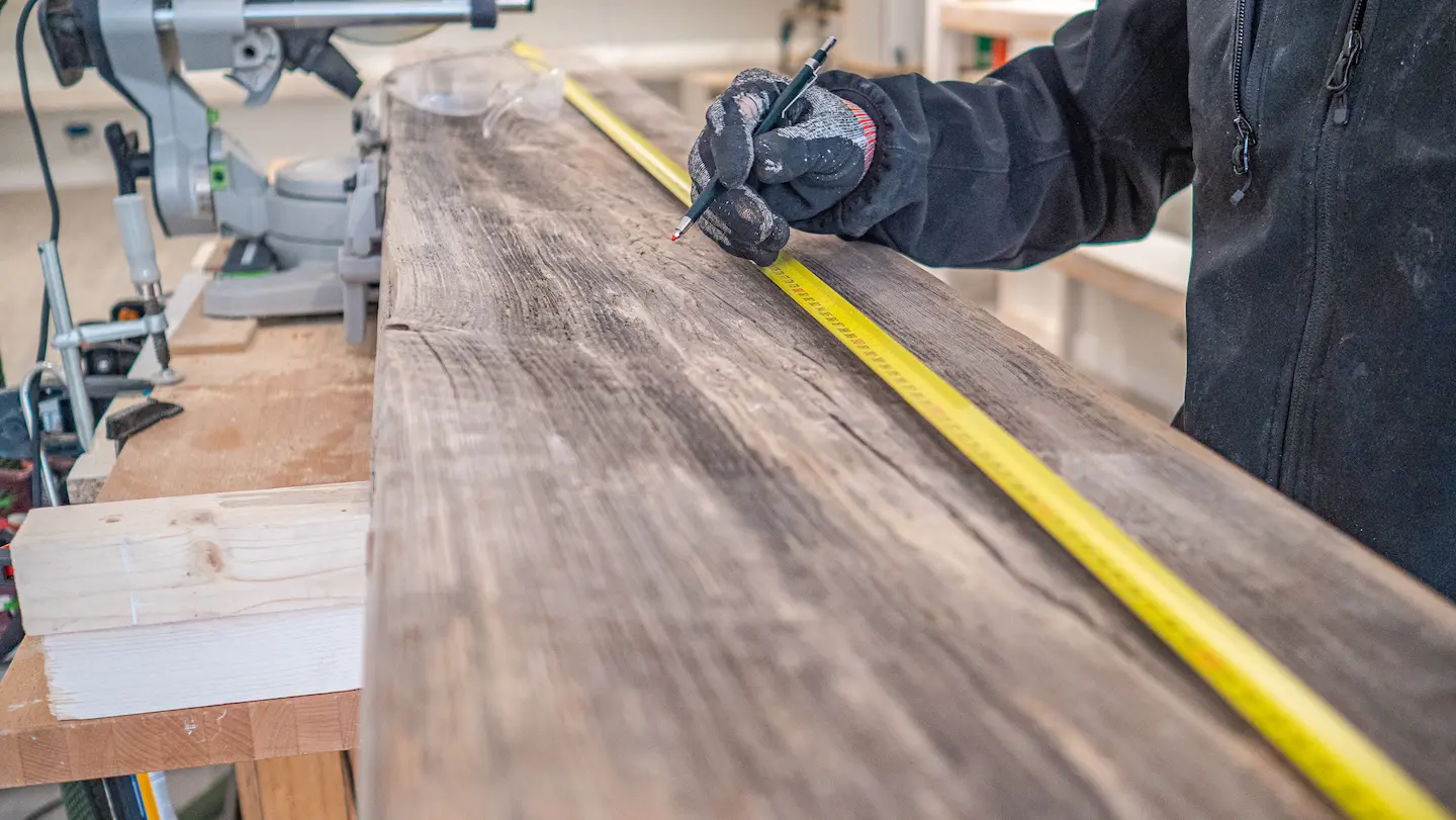 una persona trabajando con madera