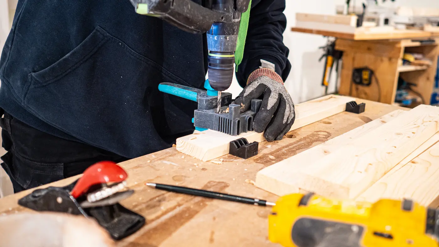 hombre trabajando la madera