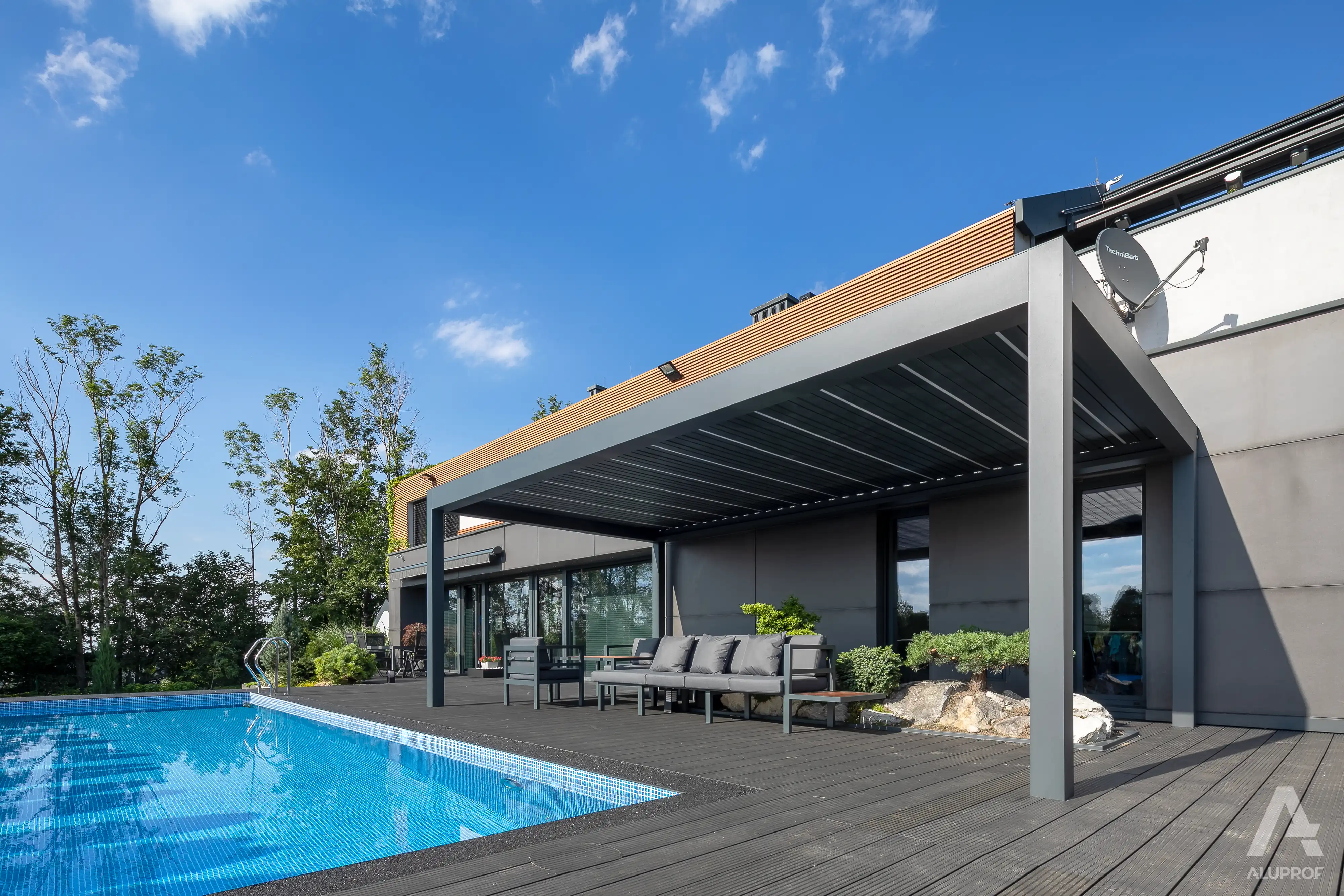 MB-OpenSky 140 aluminium pergola system for modern outdoor shading by RA HOUSE