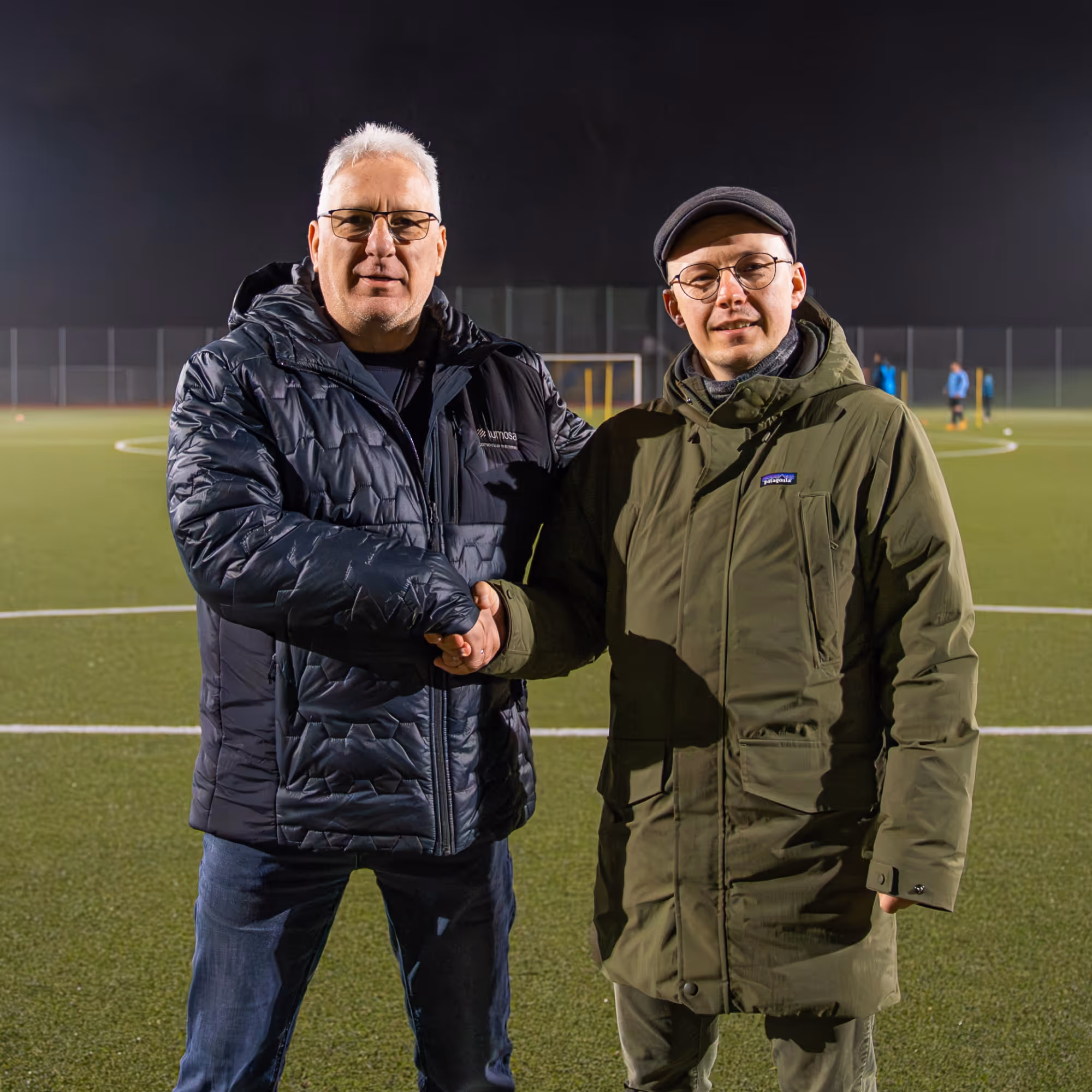 Portrait von Sven Batta (Stadt Brühl) und Mario Kubatz (Lumosa) auf einem Fußballplatz.