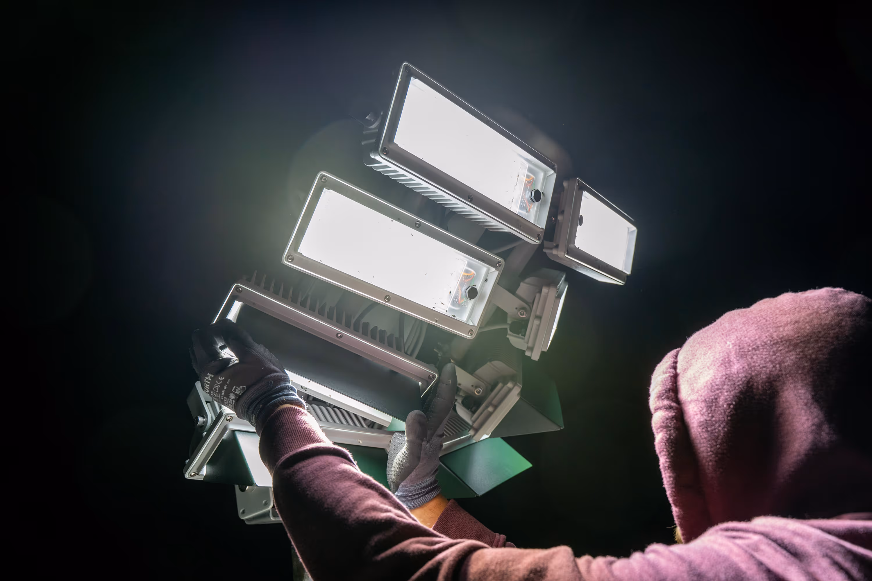 Nahaufnahme eines modernen LED-Flutlichtstrahlers (Campo Sportivo von Lumosa) im Betrieb: Symbol für Langlebigkeit, Robustheit und geringen Wartungsaufwand.