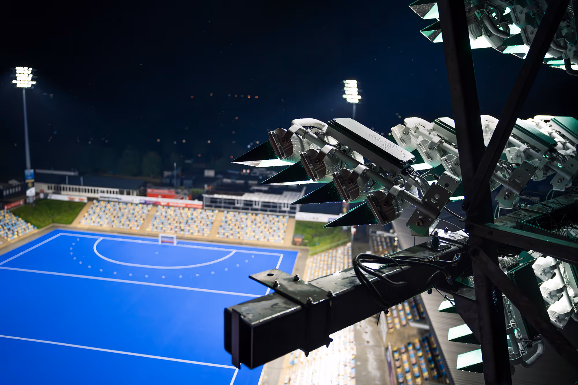 Moderne LED-Flutlichtanlage im Sparkassenpark mit optimaler Ausleuchtung für Hockeyspiele.