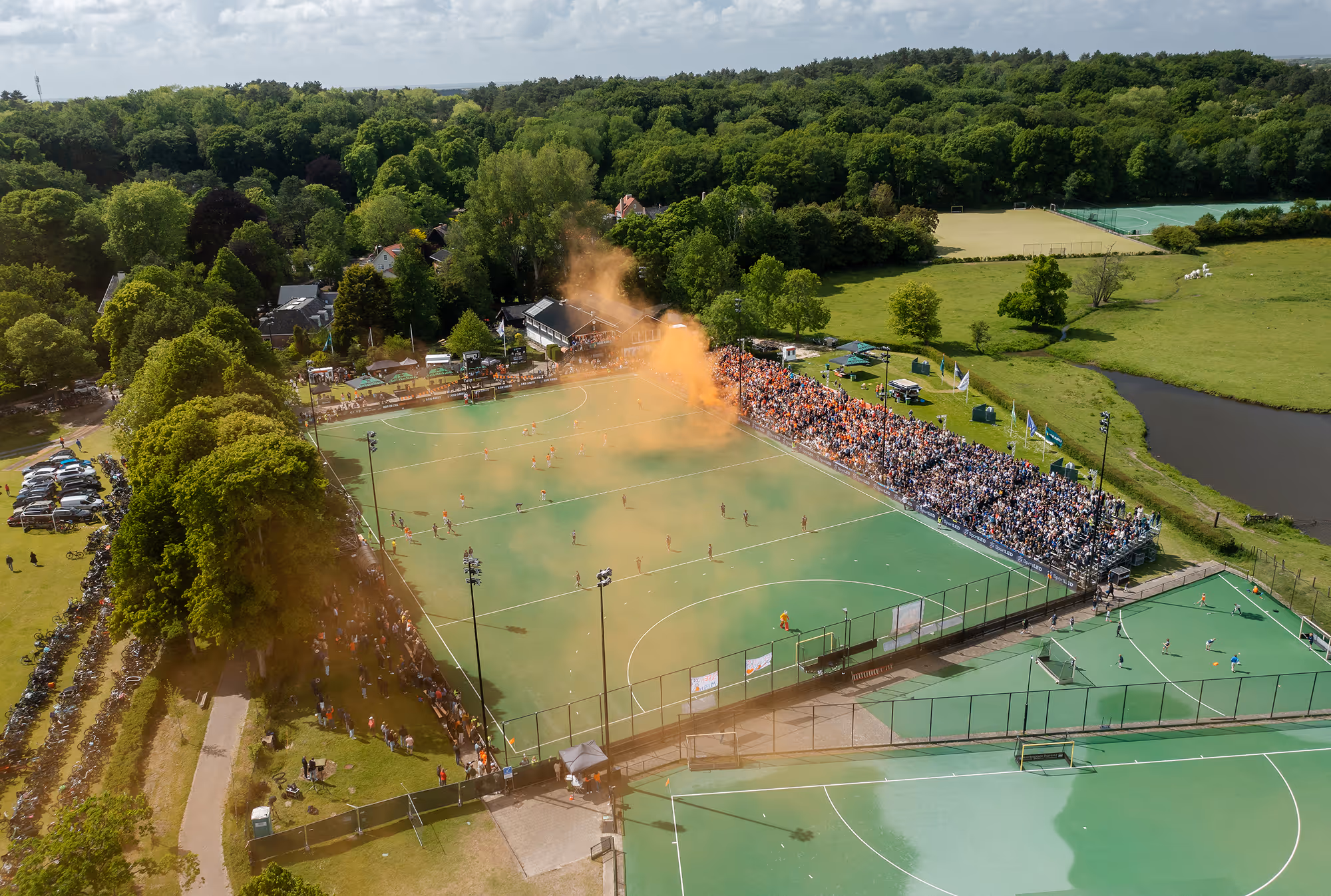Hockeyplatz beim HC Bloemendaal, voll ausgeleuchtet durch Lumosa LED-Flutlicht.