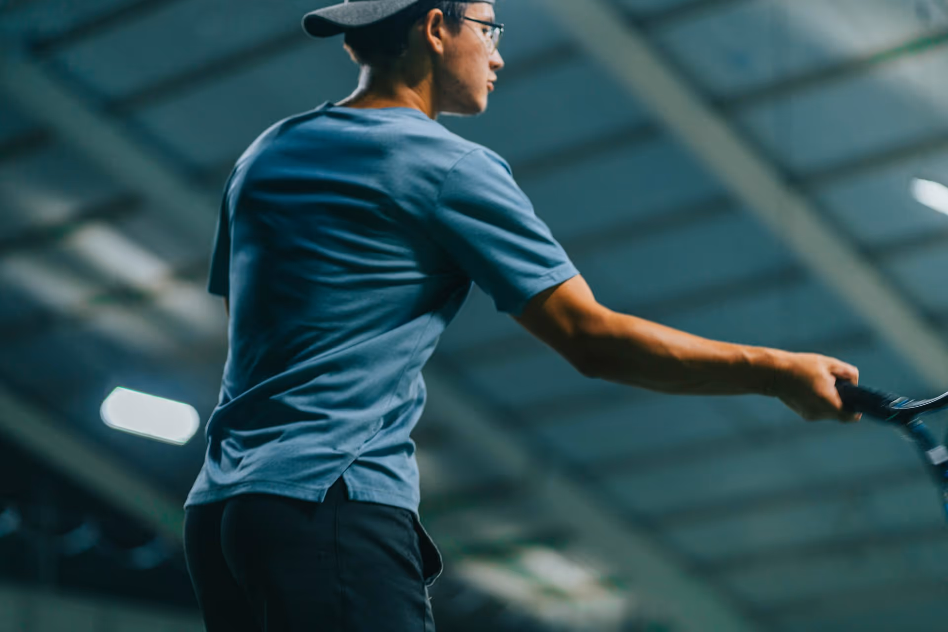 Tennisspieler bereitet Aufschlag in Halle vor