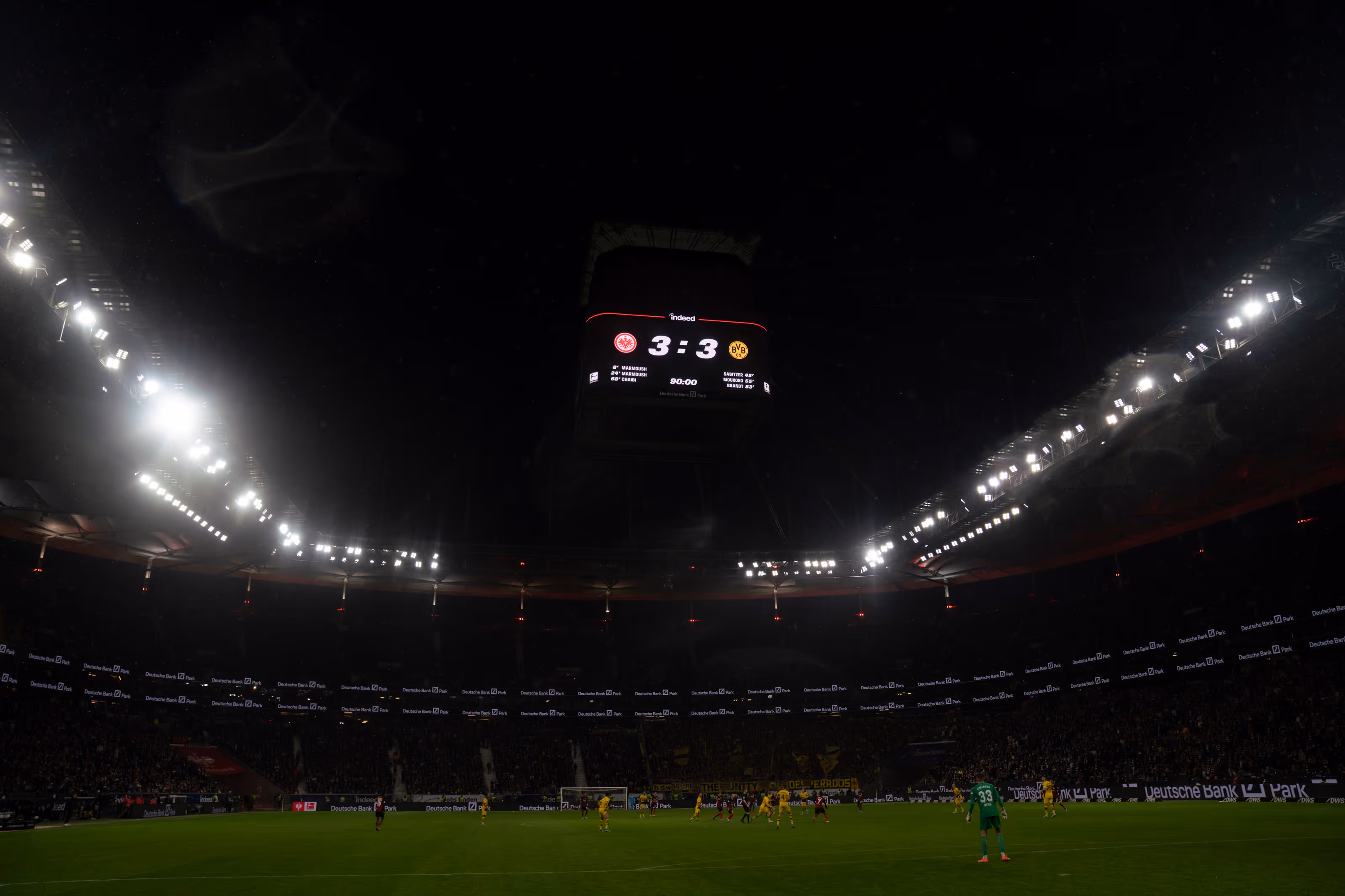LED-Flutlicht im Deutsche Bank Park sorgt für Stadion-Atmosphäre beim Fußballspiel.