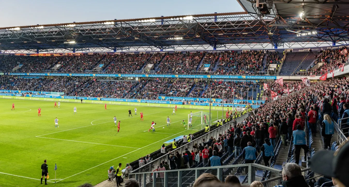 Schauinsland-Reisen-Arena des MSV Duisburg unter LED-Flutlicht von Lumosa, Eckansicht mit Zuschauern