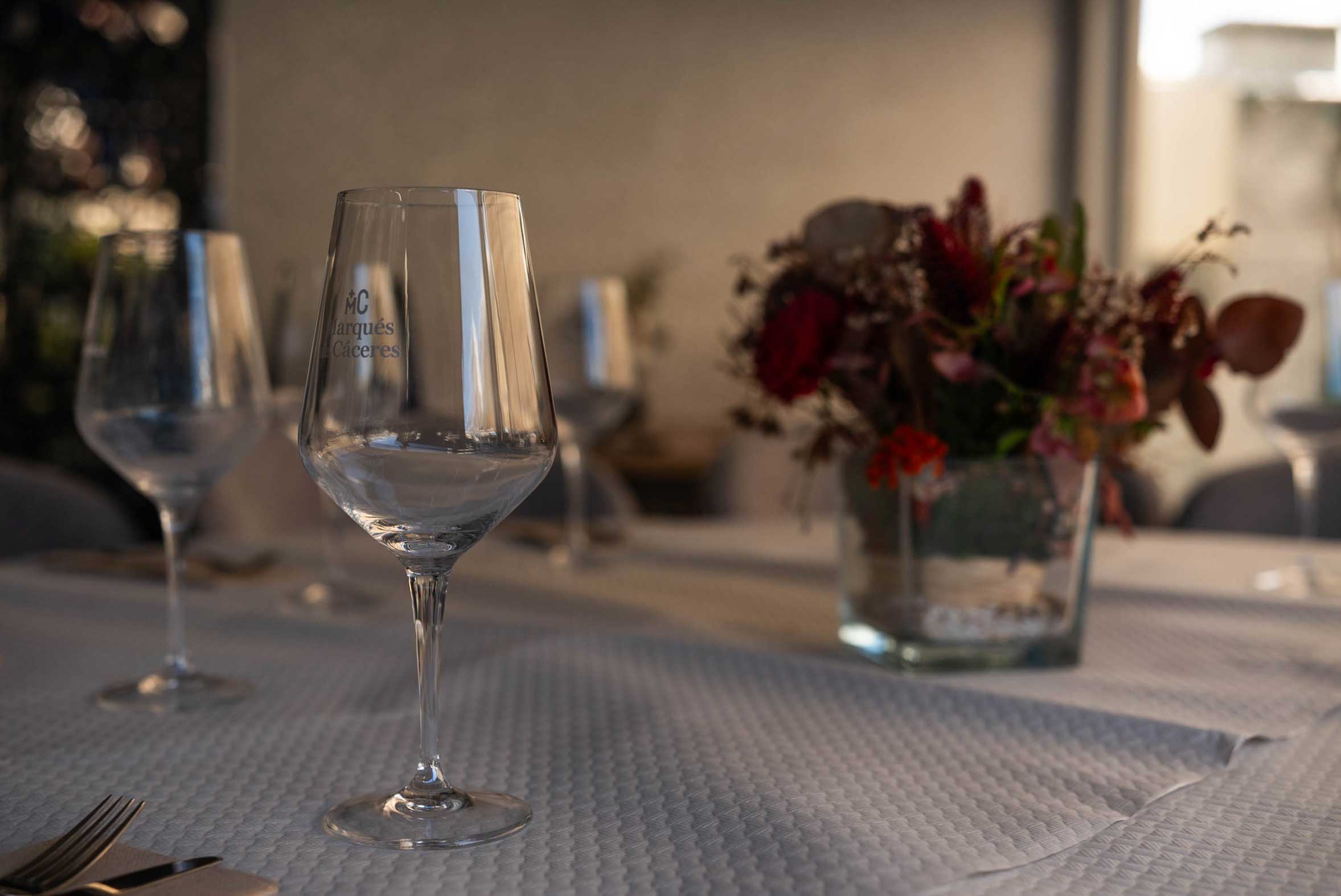 Mesa preparada con mantel cubiertos y copas en Hostería Los Jardines en Mortera