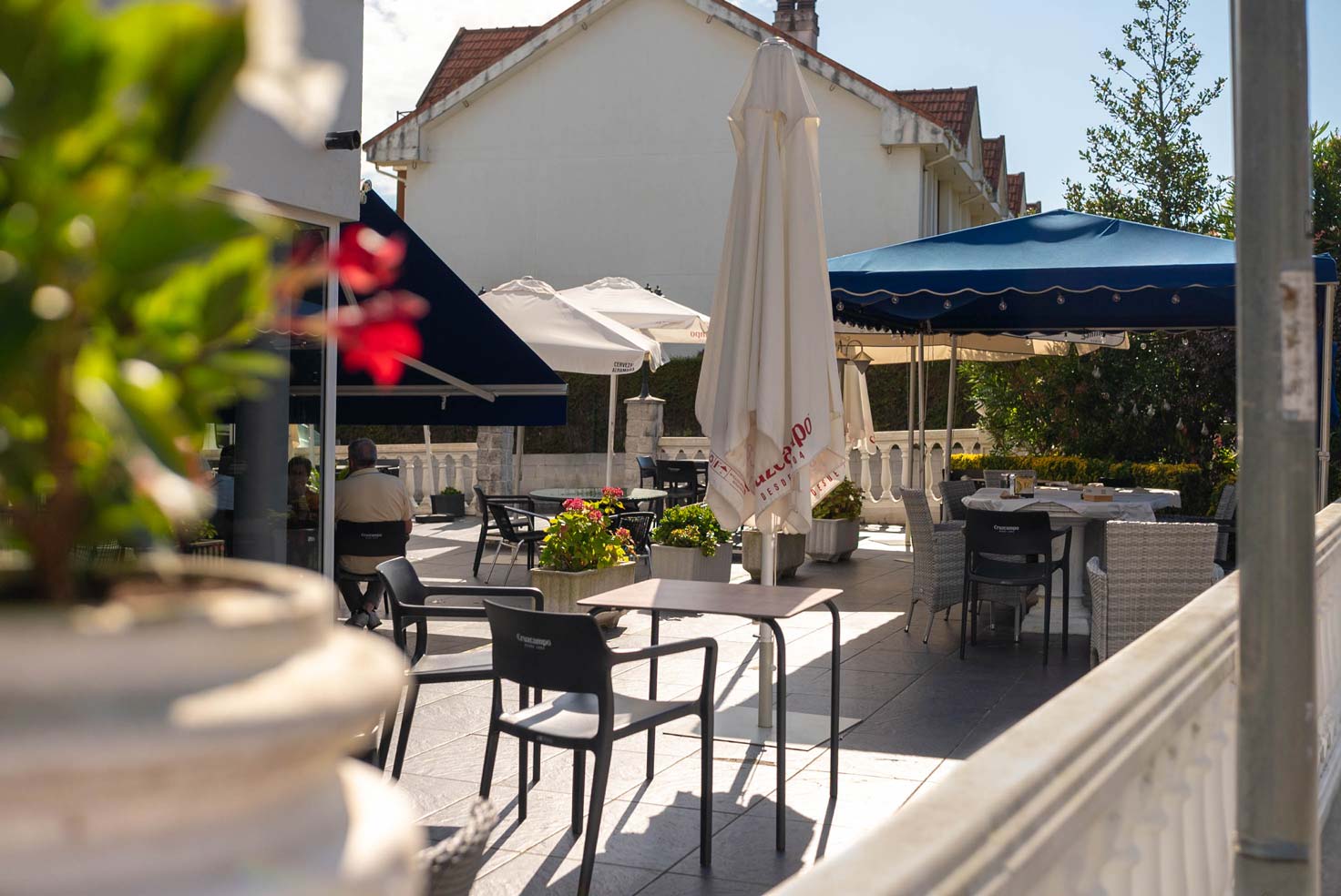 Terraza de Hostería los Jardines en Mortera. Hotel restaurante