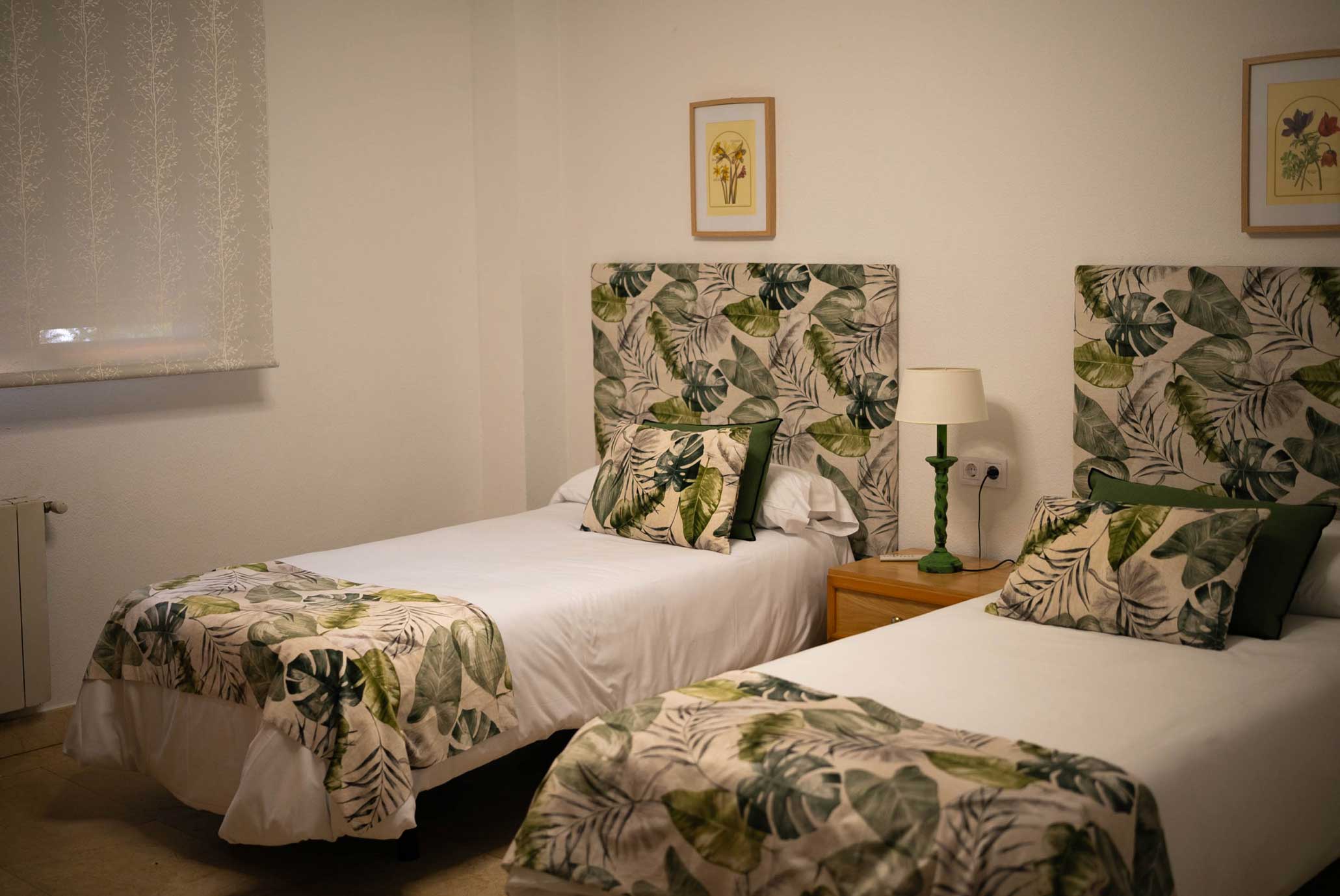 Dos camas individuales de habitación del hotel, hostal u Hostería Los Jardines en Mortera