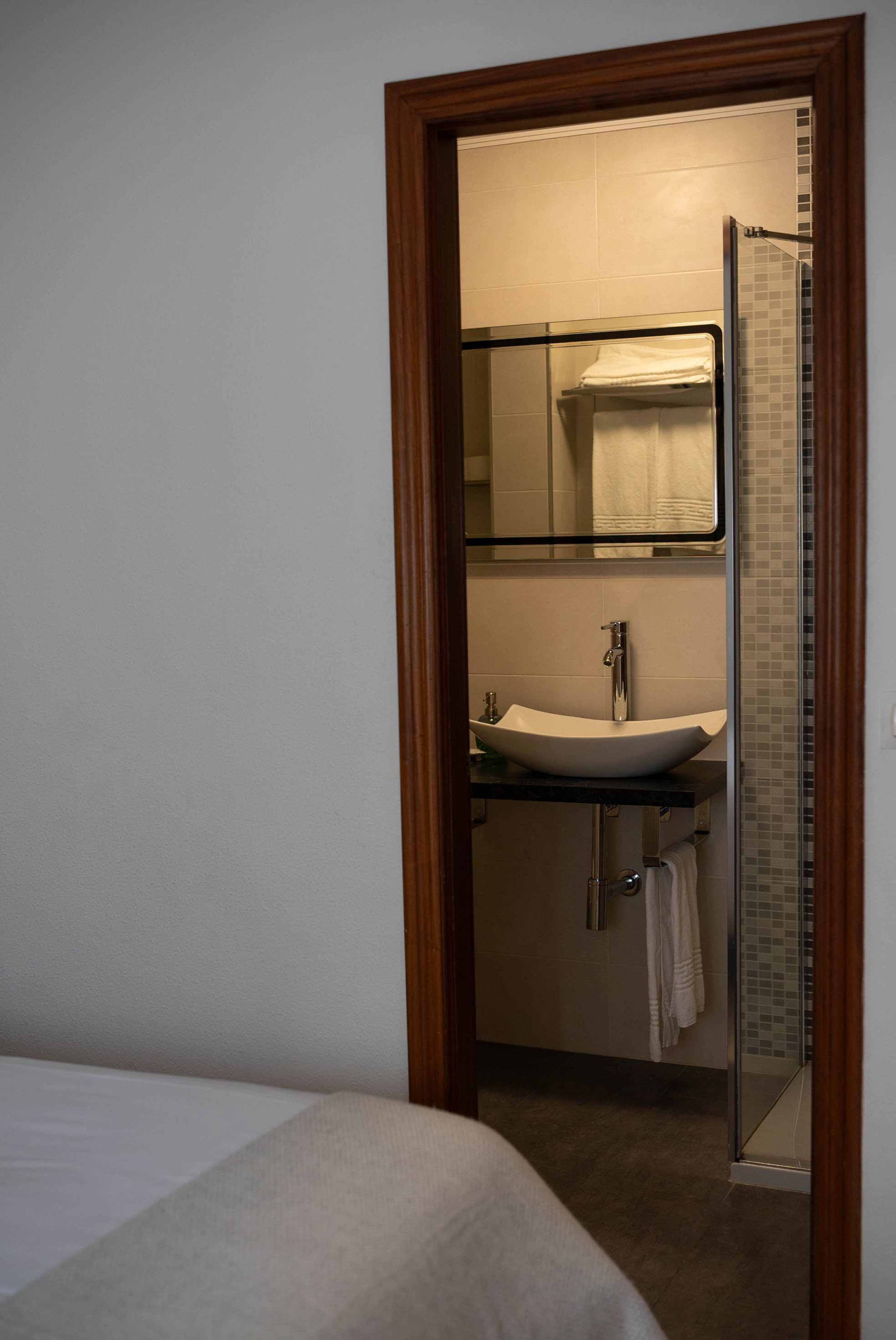 Habitación con baño de fondo, del hotel, hostal u Hostería Los Jardines en Mortera