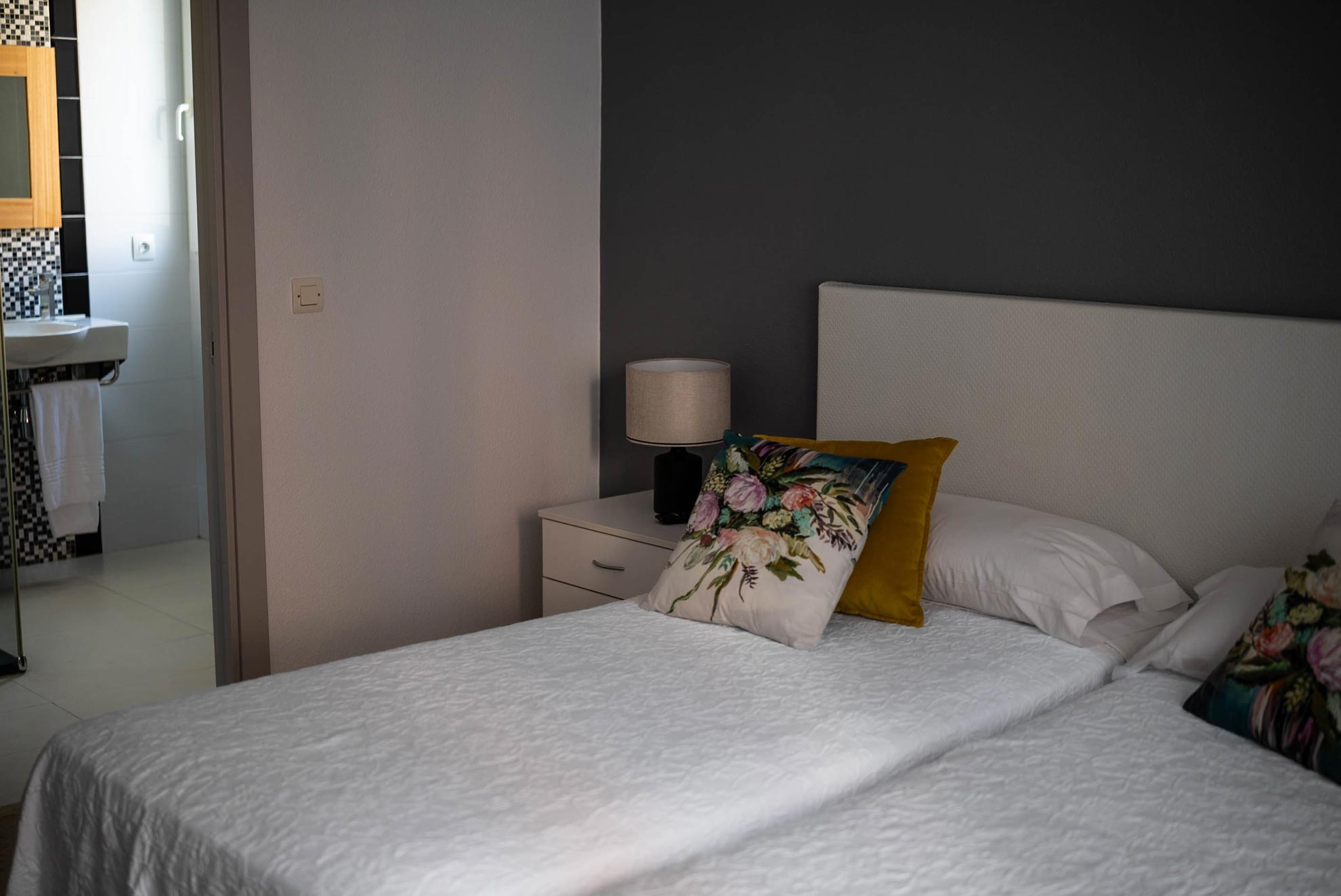 Dos camas individuales de habitación del hotel, hostal u Hostería Los Jardines en Mortera
