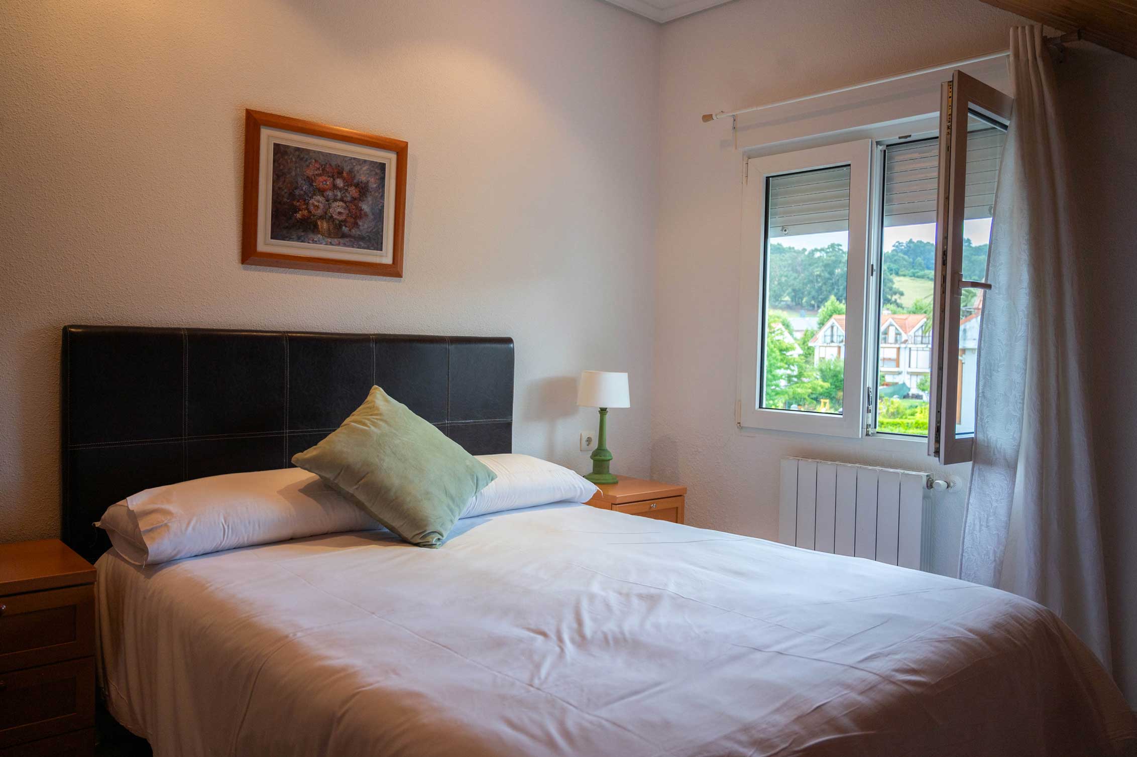 Cama doble matrimonial de habitación del hotel, hostal u Hostería Los Jardines en Mortera