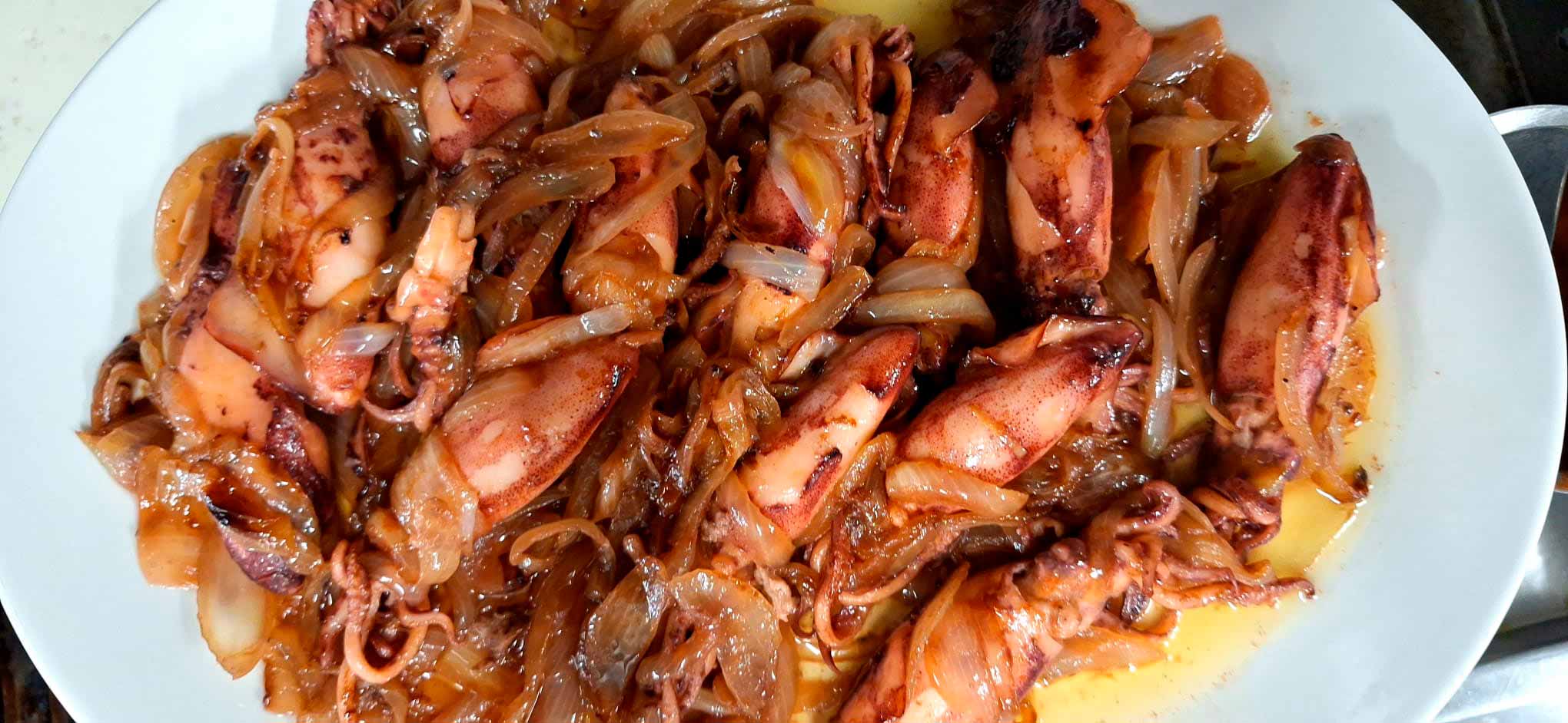Plato de calamares encebollados de Hostería Los Jardines. Pescado fresco del Cantábrico