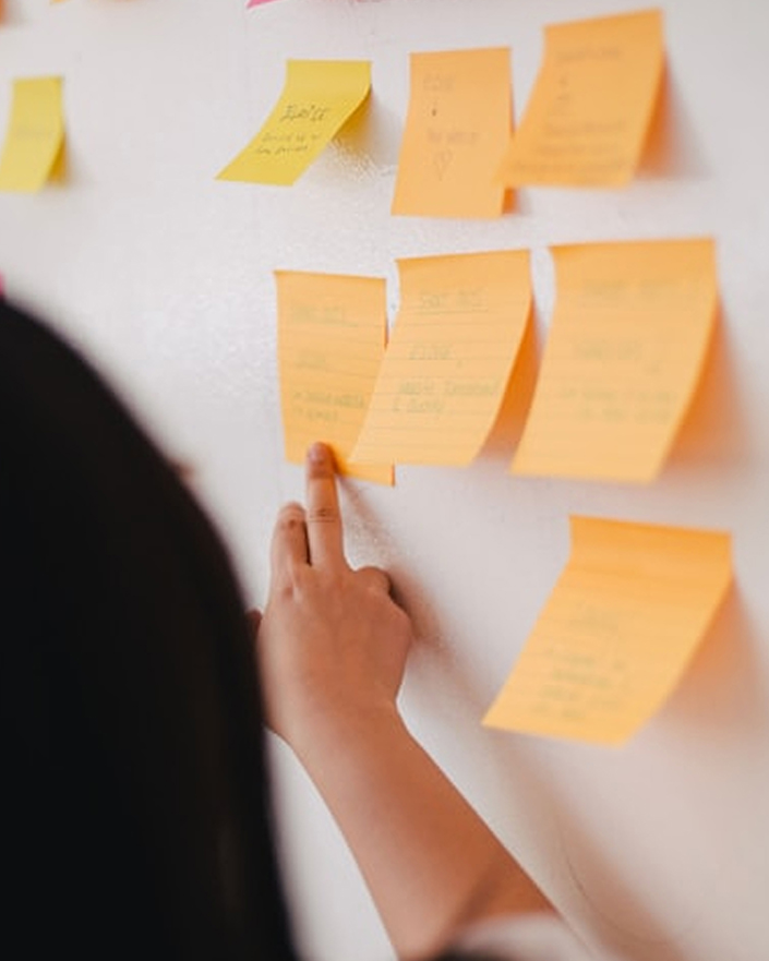Collaborative ideation in action – sticky notes meet strategy.