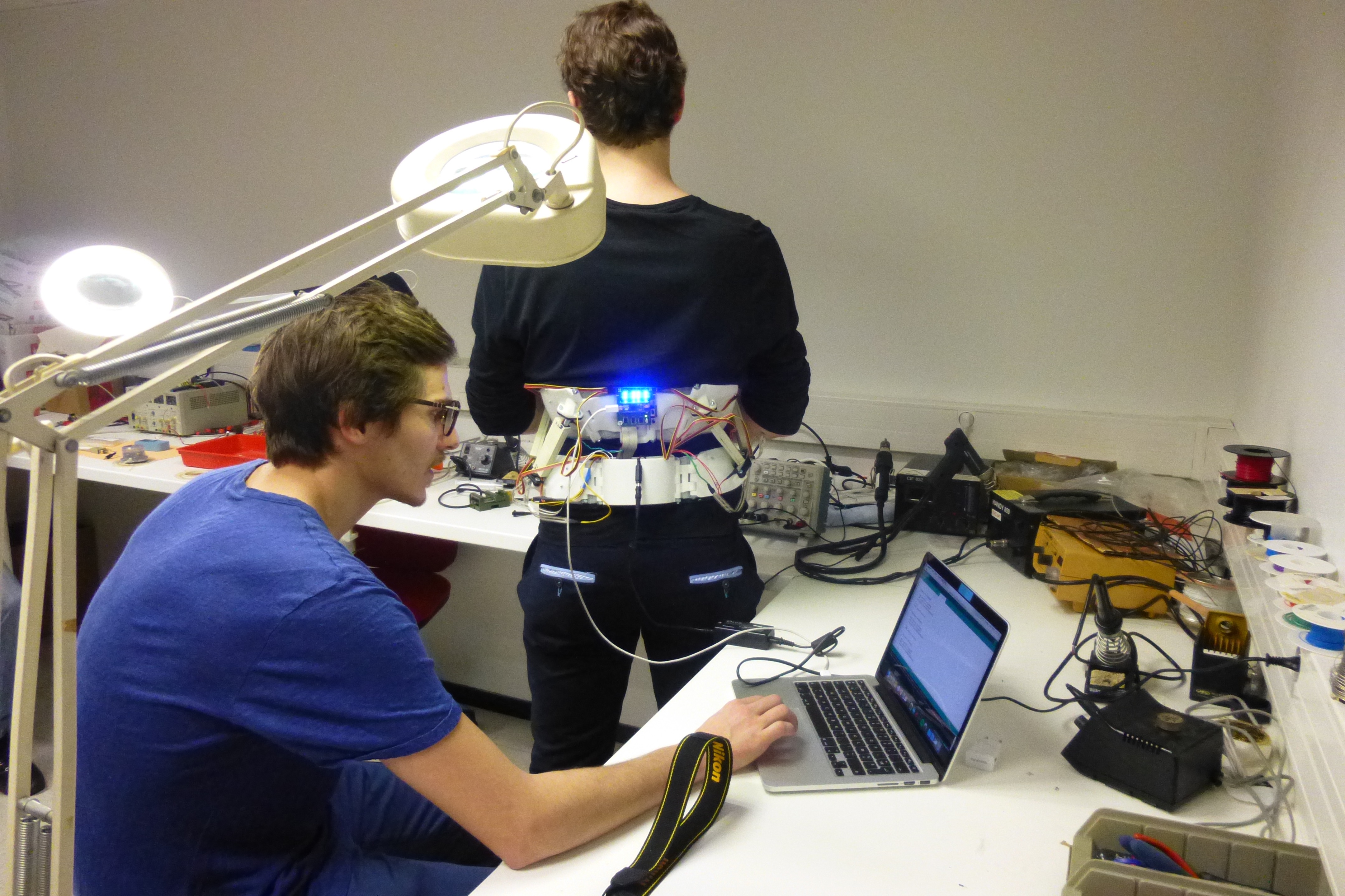 l'équipe Japet dans un laboratoire travaille sur un prototype d'exosquelette lombaire