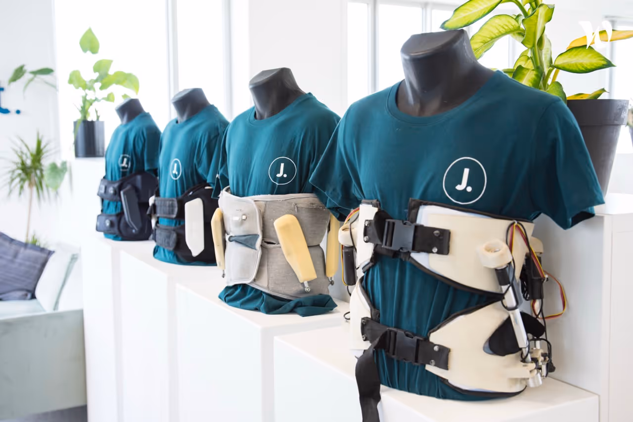 Présentoire de mannequin portant l'exosquelette Japet.W+