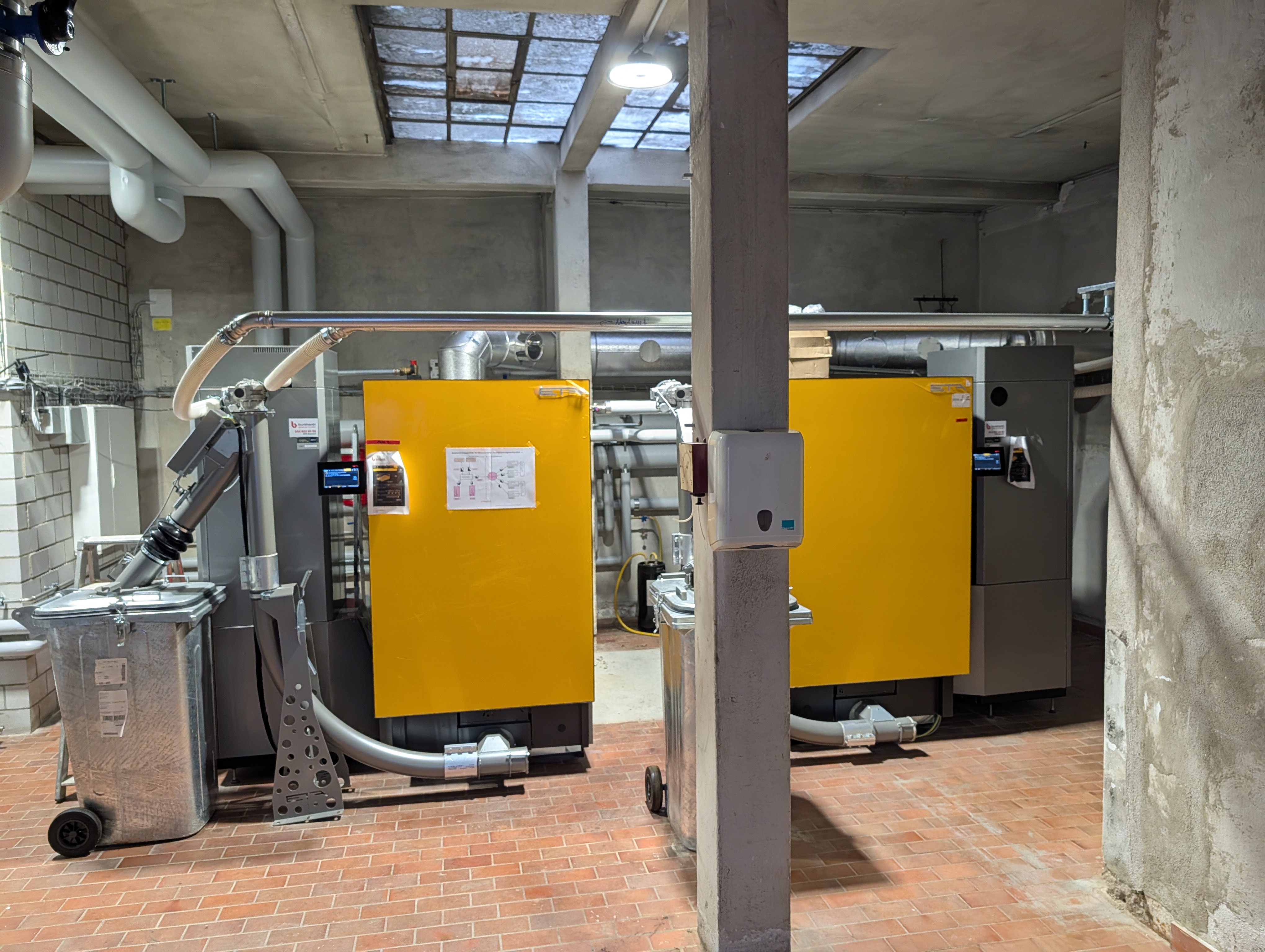 Pellet-Doppelkesselanlage mit zwei ETA ePE-K 240 in Uster