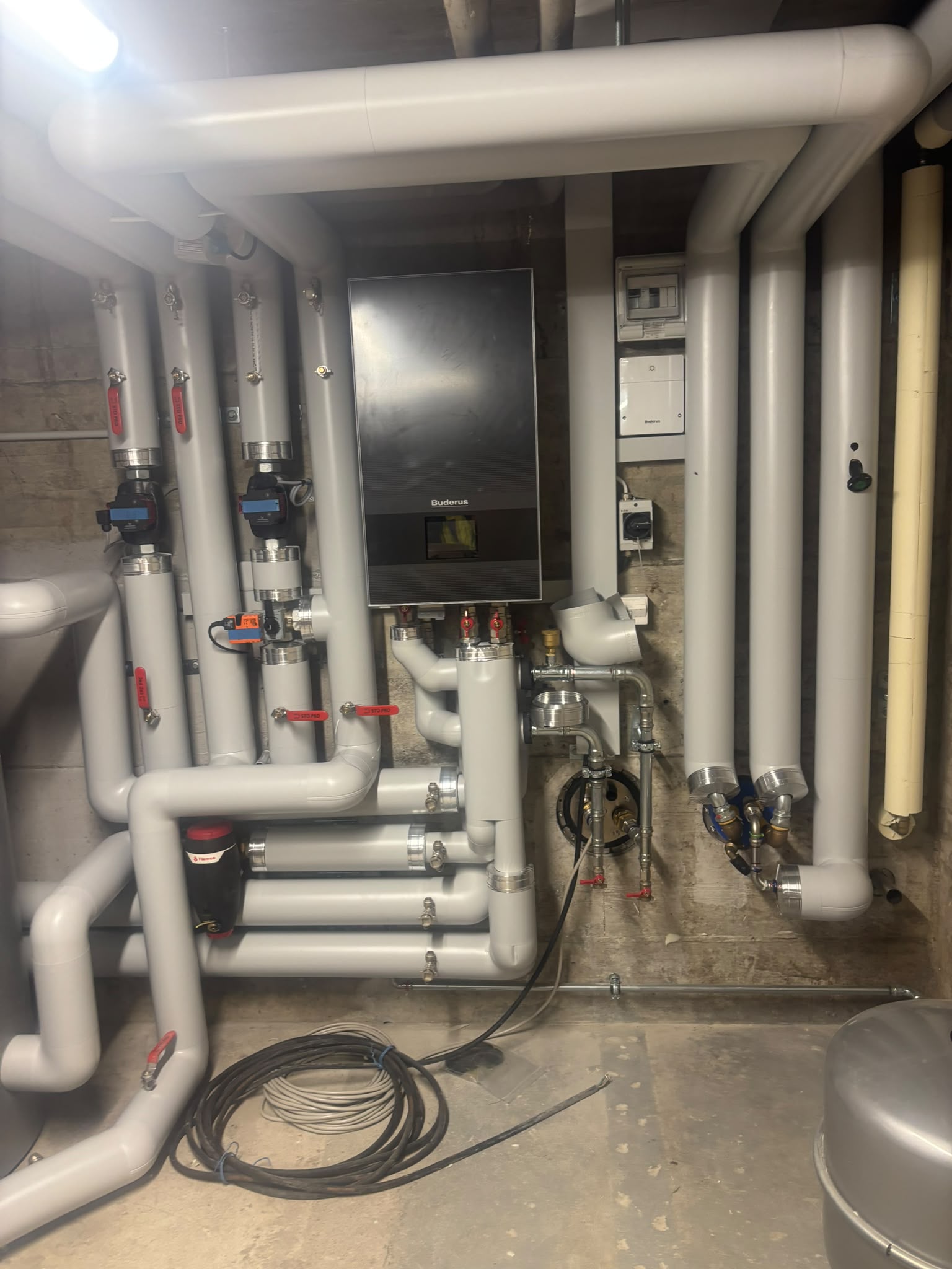 Inneninstallation einer Luft/Wasser-Wärmepumpe im Einfamilienhaus
