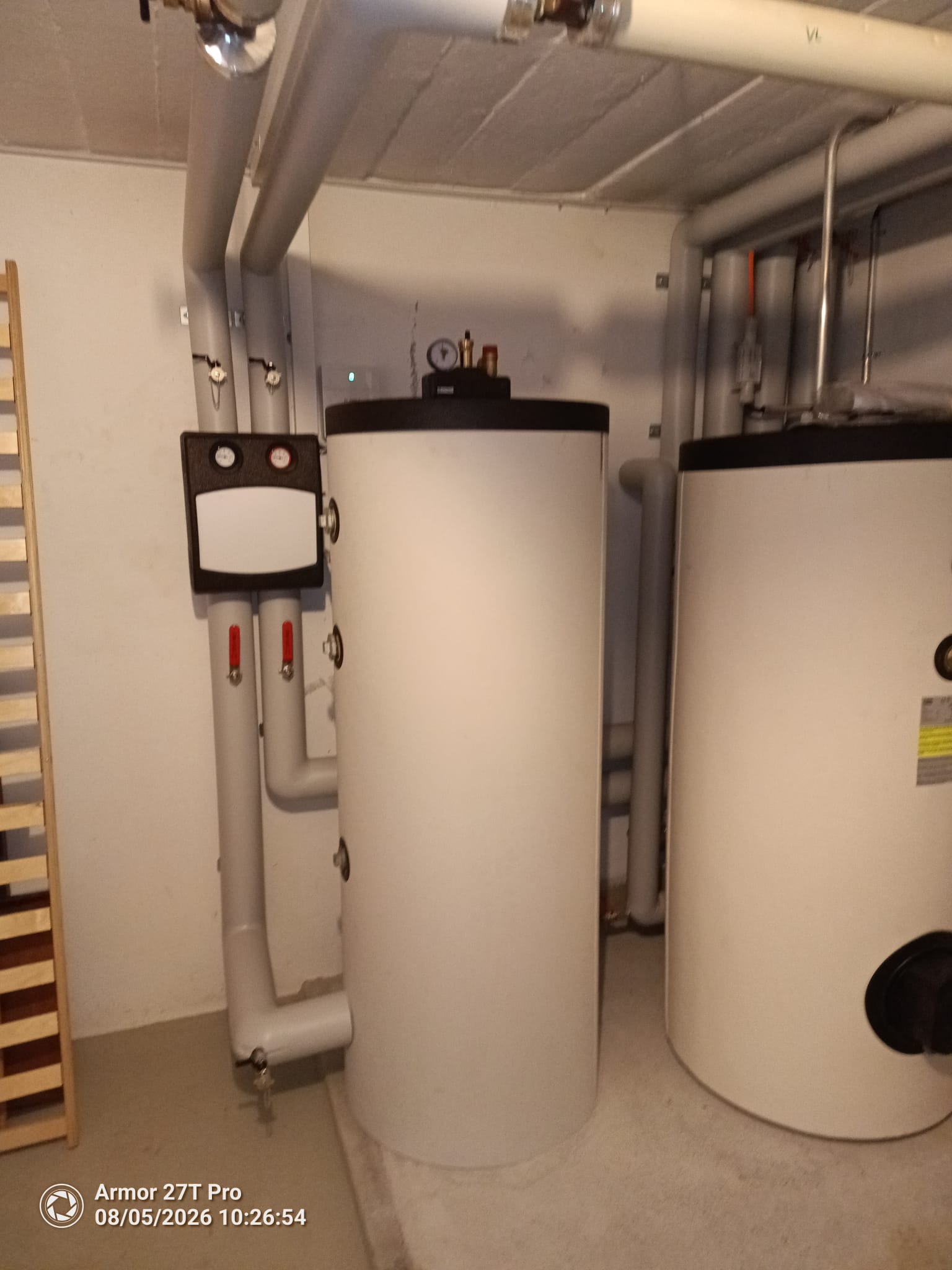 Wärmepumpeninstallation mit Speicher und sauberer Leitungsführung