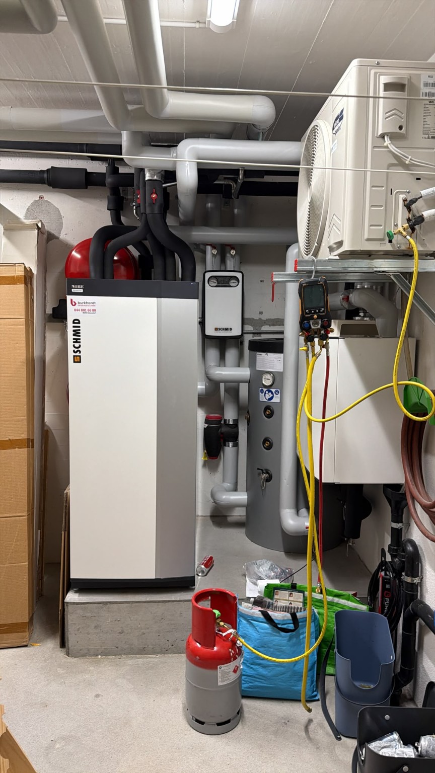 Kälteservice am TeknoPoint-Weinkühlgerät neben der neuen Wärmepumpe