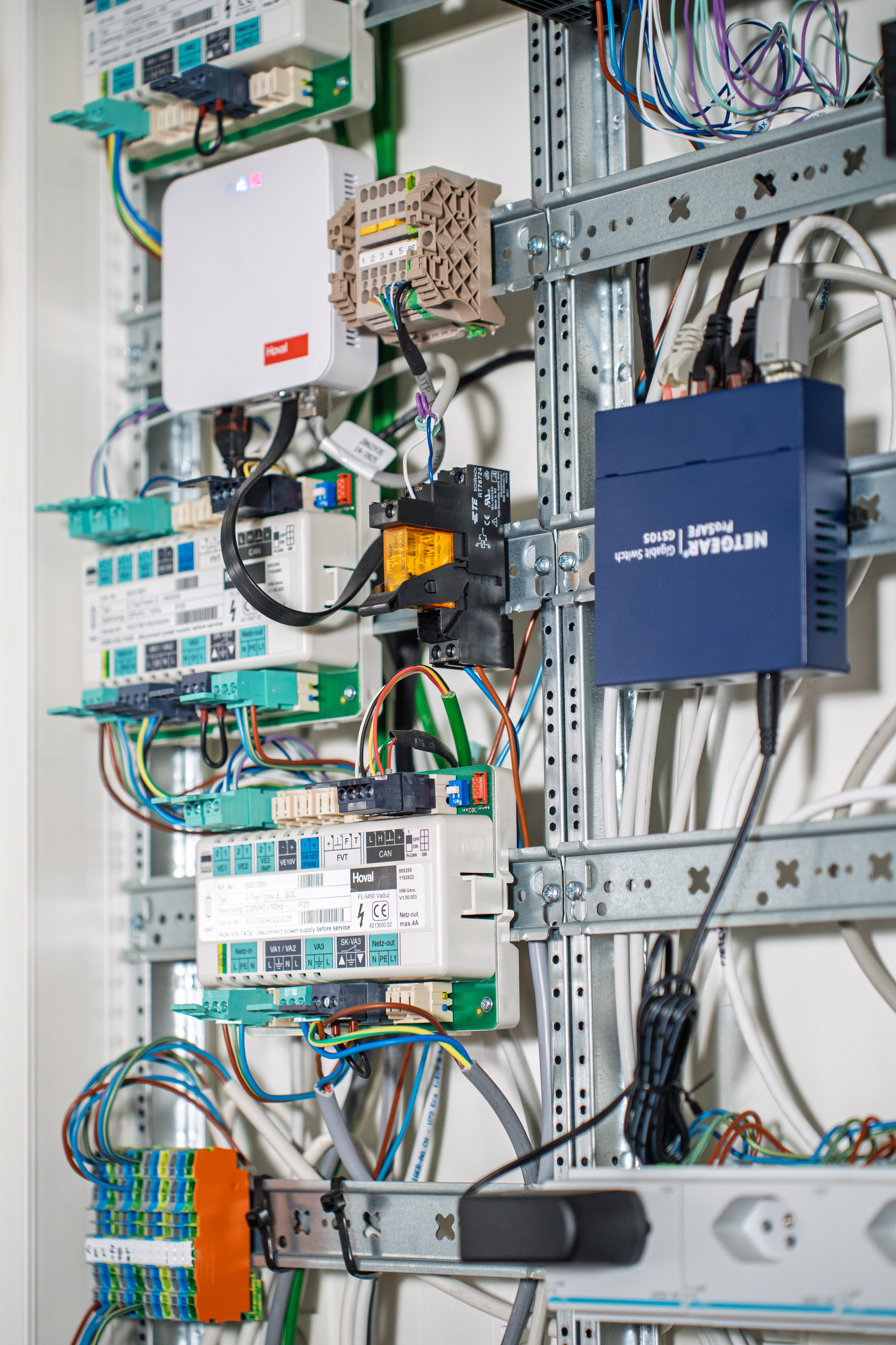 Schaltschrank mit Komponenten für Energiemanagement und Gebäudeautomation