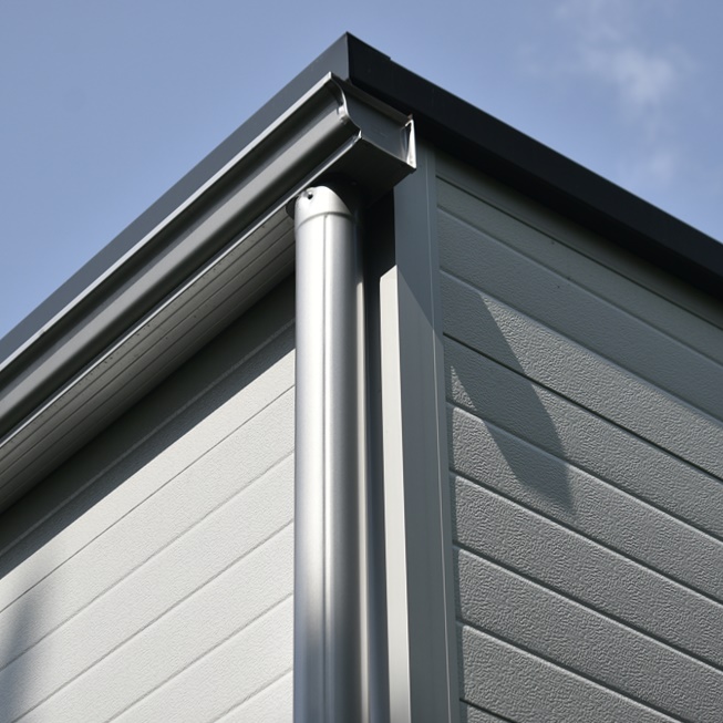 Hochwertige Dachrinne aus Aluminium an einer Fertiggarage – langlebiger und wartungsarmer Dachentwässerungsschutz, optional auch in Kunststoff erhältlich.