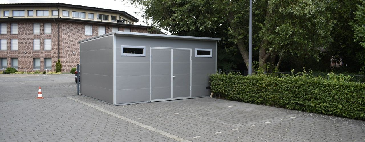 Poolhaus oder Gartenhaus aus wärmegedämmten Sandwichpanelen mit Flachdach