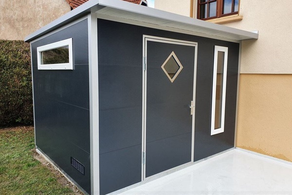 wärmegedämmtes gartenhaus aus sandwichpanelen in anthrazit mit moderner tür und fensterdesign