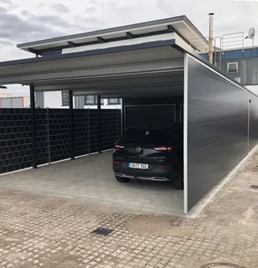Hochwertiges Carport aus Sandwichpaneelen mit stabilem Flachdach – idealer Wetterschutz für Autos, pflegeleicht und langlebig