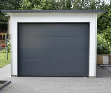 Einzelgarage aus Sandwichpaneelen mit Sektionaltor, moderne Fertiggarage mit Flachdach, energieeffizient und wartungsarm, ideal für Einfamilienhäuser