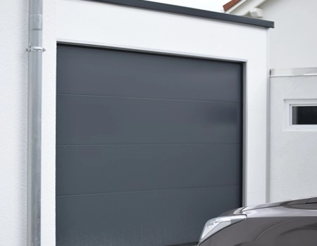 Moderne Einzelgarage als Anbaugarage aus wärmegedämmten Sandwichpaneelen – platzsparende und energieeffiziente Lösung für PKW