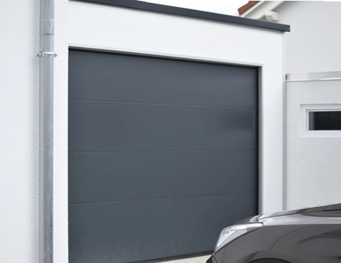 Einzelgarage als Anbaugarage aus wärmedämmenden Sandwichpaneelen – moderne Lösung für Pkw seitlich geneigte Ansicht