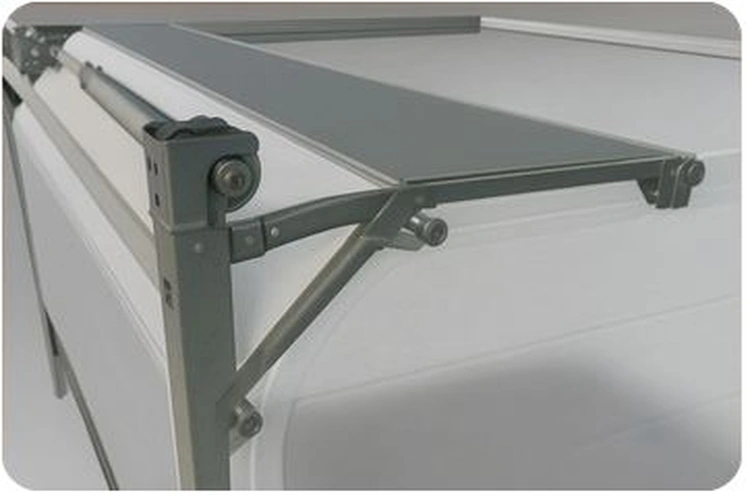 Detailaufnahme eines Garagentor-Beschlags mit Scharnier und Mechanik – robuste Ausführung für moderne Fertiggaragen aus Sandwichpaneelen