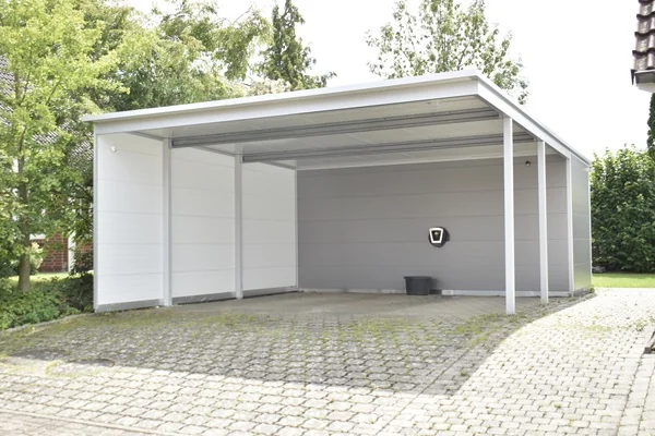 Offener Carport mit Flachdach, Sandwichpaneelen und Ladestation