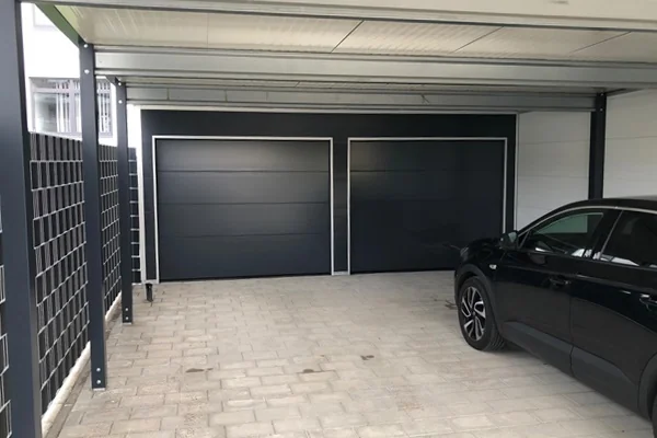 Moderne Doppelgarage mit integriertem Carport und überdachter Einfahrt
