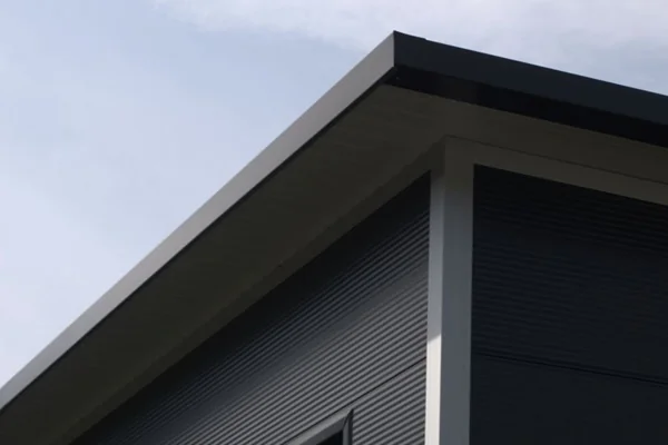 Architektonisches Detail: Dachkante eines Carports oder Garage mit klarer Linienführung