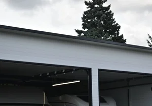 Detailansicht einer weißen Sandwichpaneel-Fassade einer Wohnmobilgarage. Auch für Gewerbefahrzeuge geeignet