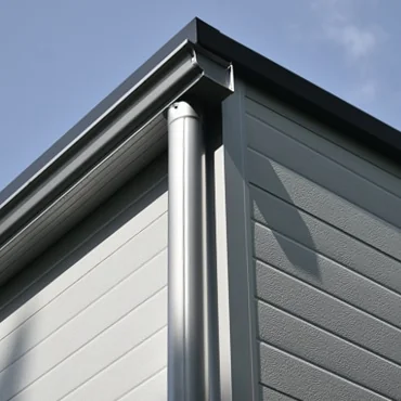 Nahaufnahme der Regenrinne und Dachkante für moderne Garage oder Carport