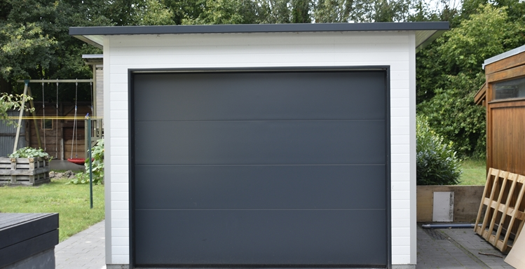 Einzelgarage aus Sandwichpaneelen mit Sektionaltor, moderne Fertiggarage mit Flachdach, energieeffizient und wartungsarm, ideal für Einfamilienhäuser