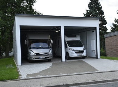 Doppelgarage aus Fertigbauteilen mit Sandwichpaneelen in Anthrazit