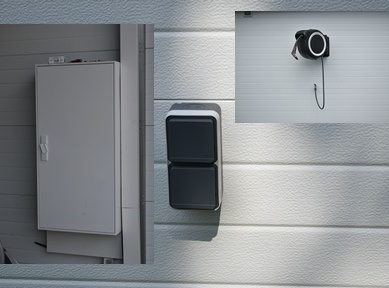 Innenansicht einer Fertiggarage mit Sandwichpaneelen, sichtbarem Sektionaltor-Antrieb und elektrischem Schaltschrank