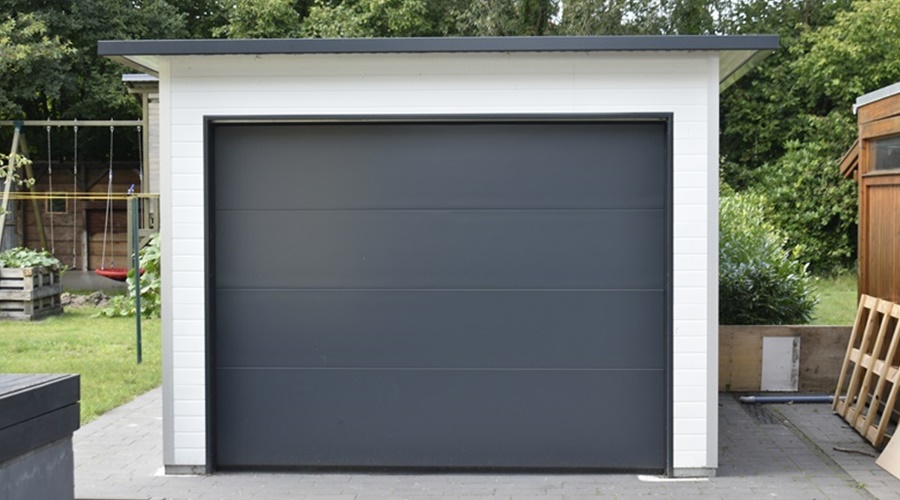 Einzelgarage aus Sandwichpaneelen mit Sektionaltor, moderne Fertiggarage mit Flachdach, energieeffizient und wartungsarm, ideal für Einfamilienhäuser