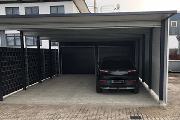 Doppelcarport in Aluminiumoptik mit integrierter Garage und modernem Flachdach